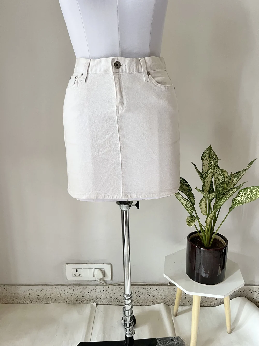 White denim skirt 
