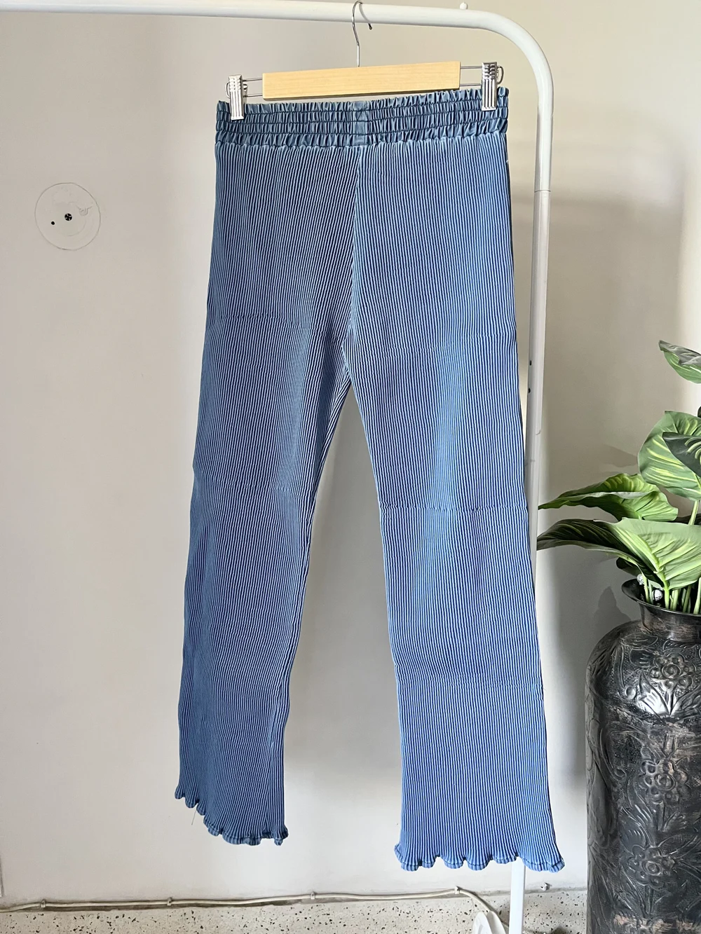 Pleated denim pants
