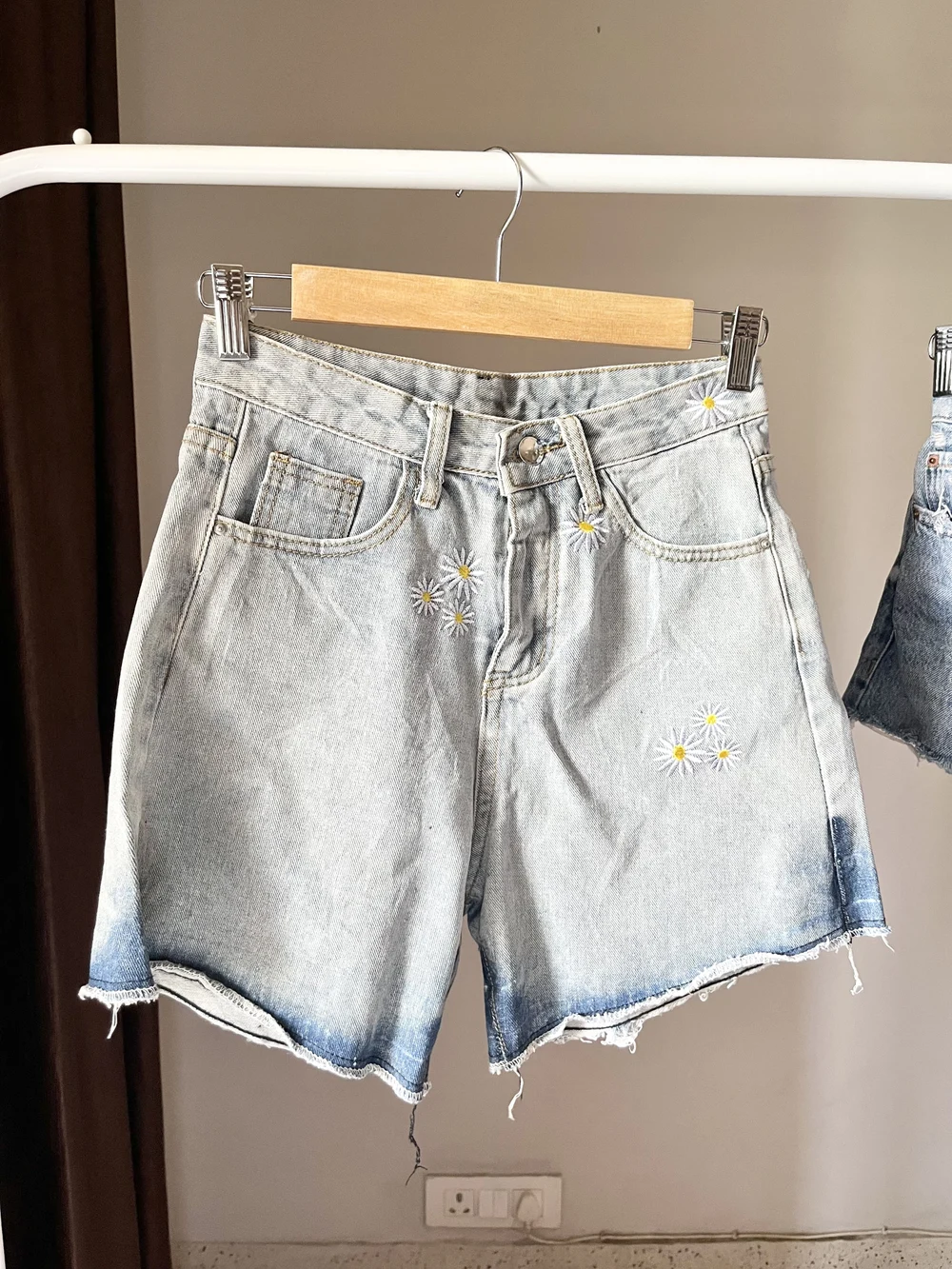 Embroiderd washed boyfriend shorts