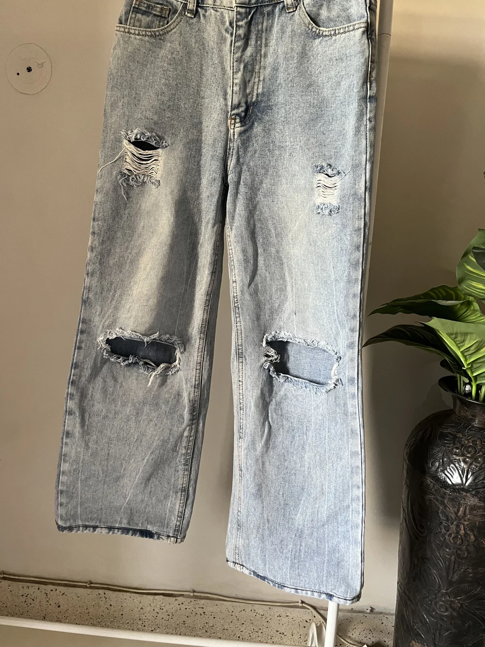 Blue acid wash knee-cute Jeans thumbnail view 2