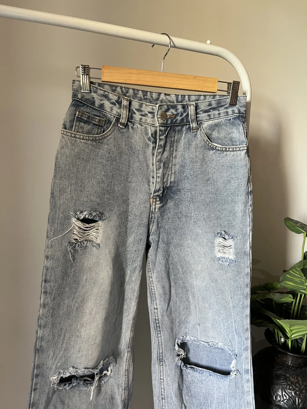 Blue acid wash knee-cute Jeans thumbnail view 3