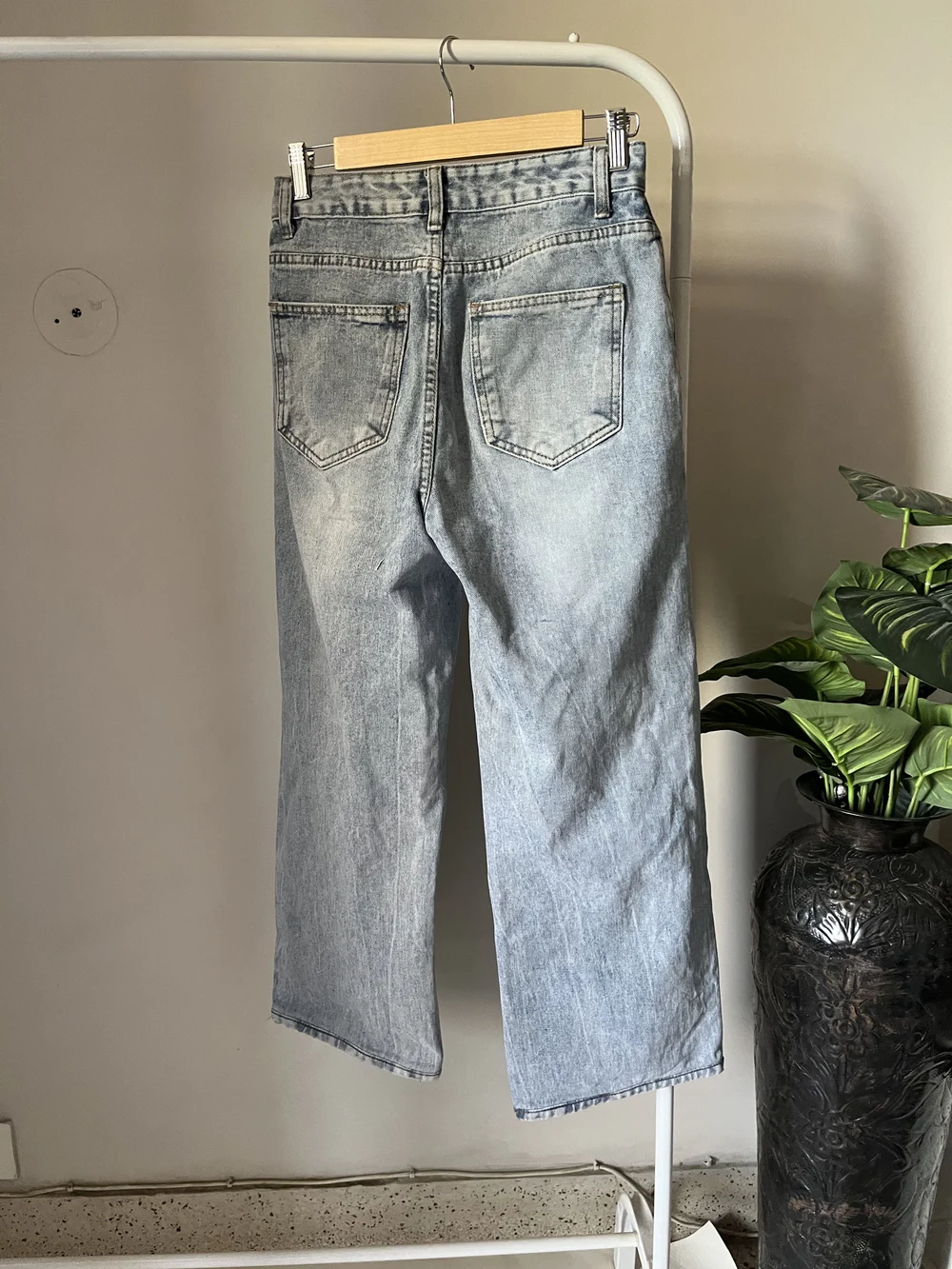 Blue acid wash knee-cute Jeans thumbnail view 4