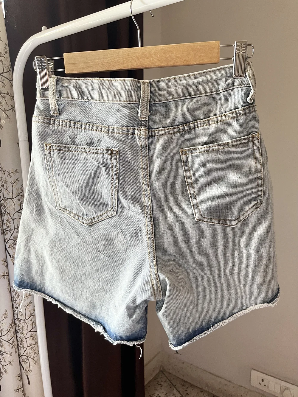 Embroiderd washed boyfriend shorts thumbnail view 2
