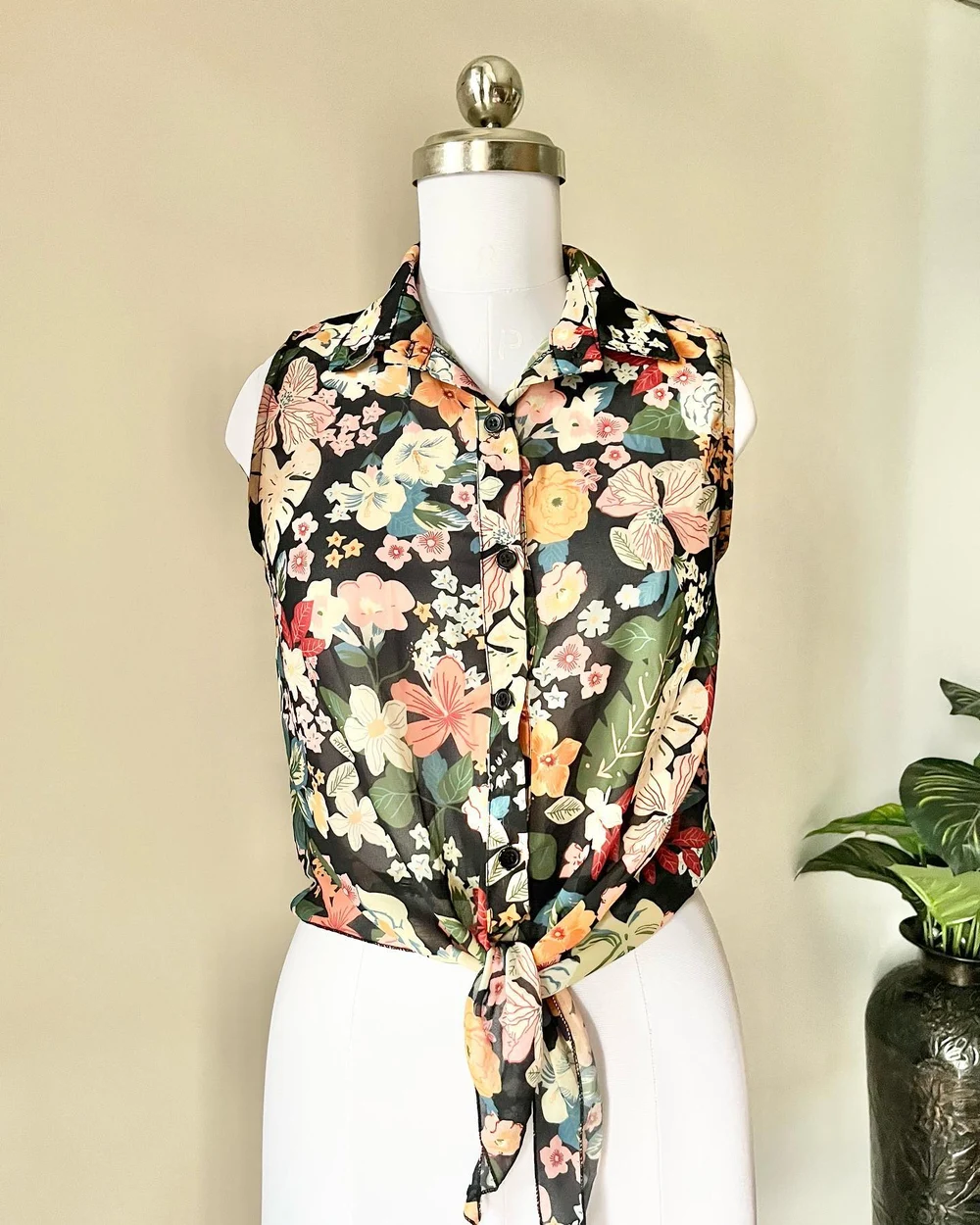 Sleeveless tie-up floral shirt  thumbnail view 4